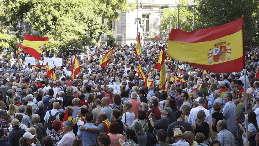Manifestaciones en los Ayuntamientos de toda España en contra de la amnistía