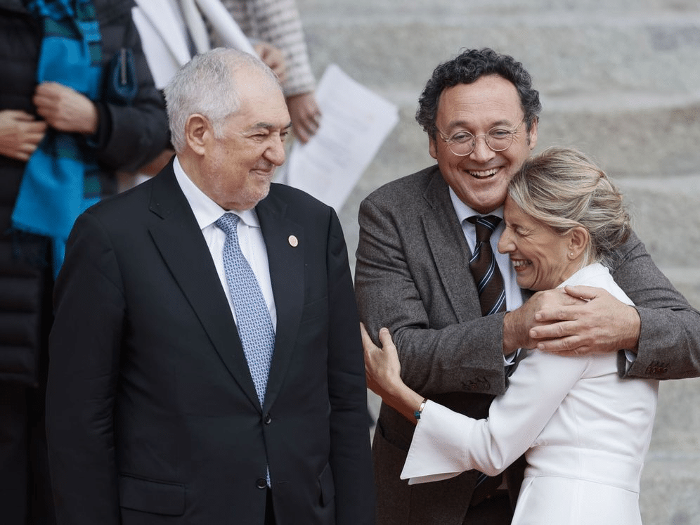 El fiscal general, Álvaro García Ortiz, abraza a la ministra de Trabajo, Yolanda Díaz, ante el presidente del Tribunal Constitucional, Cándido Conde-Pumpido. (EFE/Mariscal)