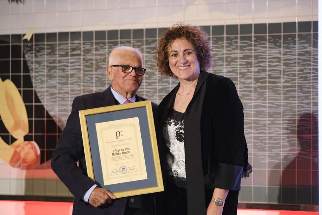 Historia del PSOE IV. Personajes. Entrega de diplomas.