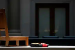 El expresidente Zapatero, que se sentó ante la bandera y hoy se sienta ante el juez