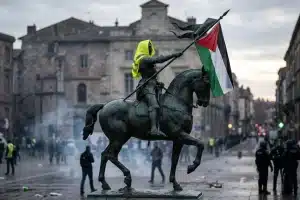 Juana de Arco profanada: la imagen de una Francia que arde